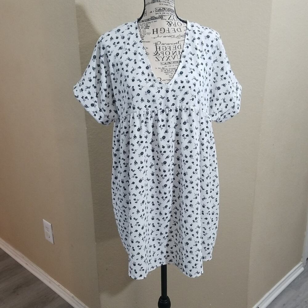 WHITE birch floral‎ top size medium